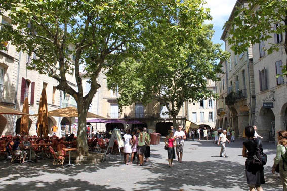 UZES, LA PLACE AUX HERBES