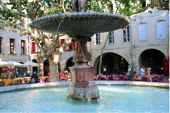 UZES, LA PLACE AUX HERBES